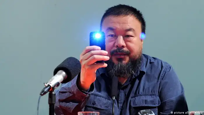 Der Künstler Ai Weiwei fotografiert am Freitag (09.10.2009) in München (Oberbayern) im Haus der Kunst bei einer Pressekonferenz die Journalisten. Die Ausstellung Ai Weiwei. So sorry ist vom 12.10.2009 bis 17.01.2010 zu sehen. Foto: Tobias Hase dpa/lby +++(c) dpa - Report+++