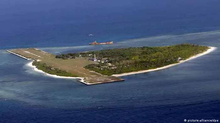 An airstrip is built on the islet of 'Pag-asa', one of Spratlys' group of islands in the South China Sea, where Filipino soldiers are guarding but five other countries are laying claim on, 02 May 2008. The Arroyo government is under fire for supposedly selling out Philippine territory through the Spratlys oil exploration deal with China and Vietnam. EPA/FRANCIS R. MALASIG +++(c) dpa - Report+++