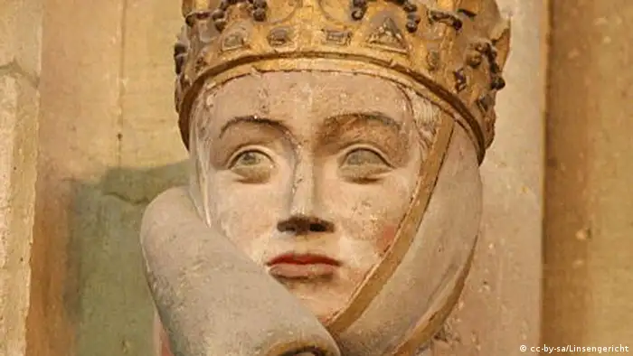 Kopf der Statue von Uta im Naumburger Dom mit einer Krone auf dem Kopf