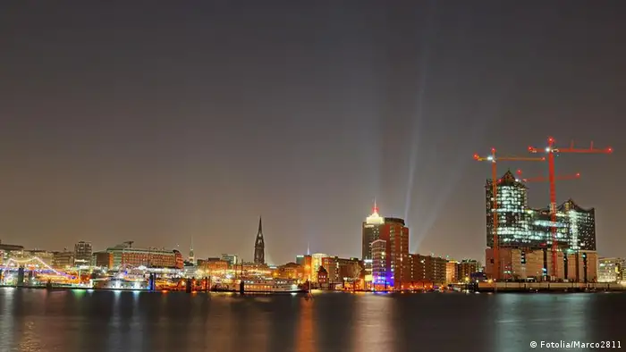 Vista nocturna de la costanera con la Filarmónica del Elba.