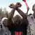 Des partisans de l'opposition protestent contre la candidature du président Abdoulaye wade