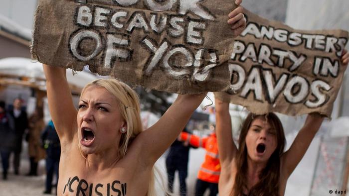 Prosvjednice na prošlogodišnjem Davosu s natpisom - u krizi zbog Vas!