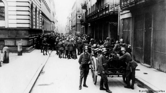 Soldados se reúnem durante a Revolução de Novembro em Munique, 7/11/1918