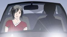 Eine dunkle Gestalt steuert ein Auto, auf dem Beifahrersitz Paula.