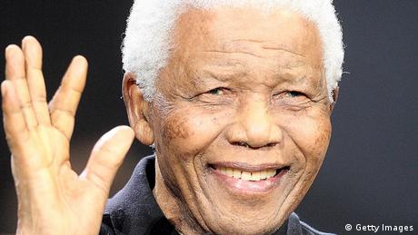 Mandela lächelt im Juni 2008 beim Gedenkkonzert an ihn in London, England. (Foto: Dave Hogan/Getty Images)