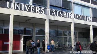 Eingang der Universitätsbibliothek Frankfurt am Main (Foto: dpa)