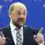Der Europapolitiker Martin Schulz vor einem Sternenbanner der EU