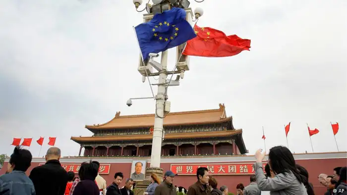 Menschen unter den Flaggen der Europäischen Union und China vor dem Tiananmen Tor in Beijing