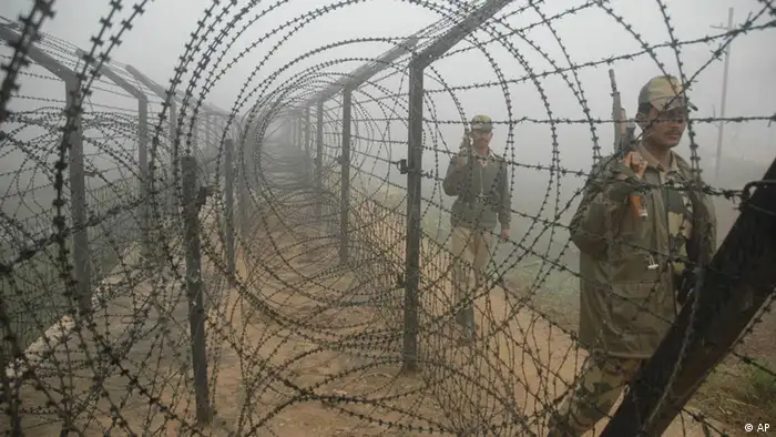 Indien Bangladesh Grenze mit Soldaten und Stacheldraht