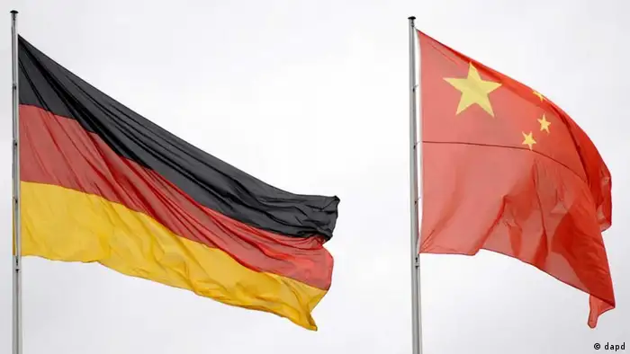 Die deutsche und die chinesische Nationalflagge wehen am Montag (12.10.09) in Berlin am Kanzleramt beim Empfang des stellvertretenden chinesischen Staatspraesidenten Xi Jinping. Jinping eroeffnet am Dienstag (13.11.09) die Buchmesse in Frankfurt am Main. Foto: Axel Schmidt/dapd // Eingestellt von wa