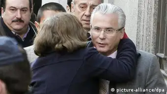 MADRID, 31/01/2012.- Spanish Judge Baltasar Garzon, arrives at the Supreme Court in Madrid, Spain, 31 January 2012. Garzon faces a trial on abuse of power charges for declaring himself competent to investigate the crimes during Franco's dictatorship. Spanish High Court has rejected to declare null Garzon's case, for what the trial will continue with the statement of the judge as defendant. EFE/Paco Campos