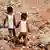 Kinder in den Trümmern eines abgerissenen Slums in Neu Delhi (Foto: AP)