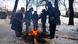 Homeless people stand around a fire warming up as they wait for a free dinner provided by the Russian Orthodox church near a railway terminal in Moscow, Wednesday, Feb. 1, 2012. In Moscow temperatures fell to minus 21 C (minus 6 F). (Foto:Alexander Zemlianichenko/AP/dapd) Homeless people stand around a fire warming up as they wait for a free dinner provided by the Russian Orthodox church near a railway terminal in Moscow, Wednesday, Feb. 1, 2012. In Moscow temperatures fell to minus 21 C (minus 6 F). (Foto:Alexander Zemlianichenko/AP/dapd)