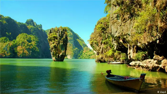 Ein Boot liegt in einer Bucht der thailaendischen Insel James Bond Island (Phang Nga) (Foto undatiert). Foto: Thailaendisches Fremdenverkehrsamt/ddp. Bildersatz zu Artikel: Öko-Tourismus in Thailand, Januar 2012, Michael Altenhenne