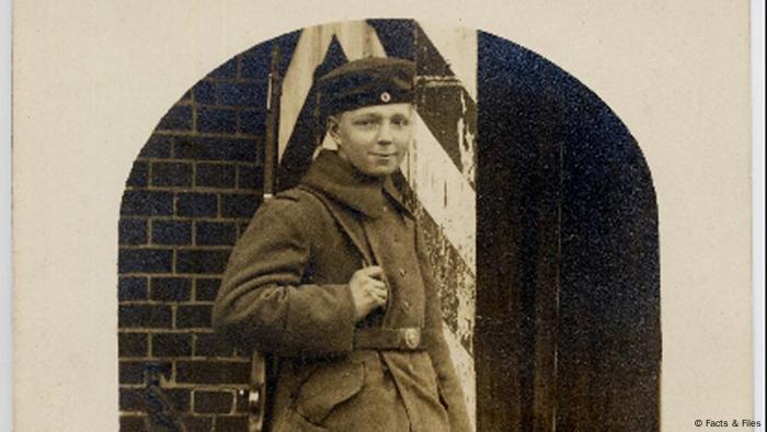 Soldat auf altem Foto (Foto: Facts & Files)