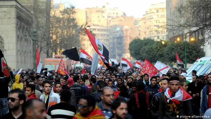 epa03089414 Egyptian protester march to denounce the deadly clashes that occurred after a soccer match, in Cairo, Egypt, 02 February 2012. Thousands marched downtown Cairo towards the interior ministry to show their anger against the interior ministry following deadly clashes that erupted after a soccer match and left 71 people killed. EPA/MOHAMED OMAR +++(c) dpa - Bildfunk+++