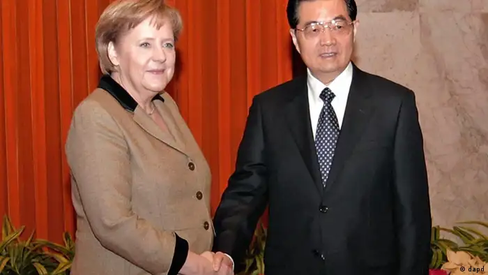 German Chancellor Angela Merkel, left, shakes hands with Chinese President Hu Jintao at the Great Hall of the People on Friday, Feb. 3, 2012 in Beijing. Merkel is on a two-day visit to China from Thursday. (Foto:Lintao Zhang, Pool/AP/dapd)