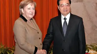 German Chancellor Angela Merkel, left, shakes hands with Chinese President Hu Jintao at the Great Hall of the People on Friday, Feb. 3, 2012 in Beijing. Merkel is on a two-day visit to China from Thursday. (Foto:Lintao Zhang, Pool/AP/dapd)