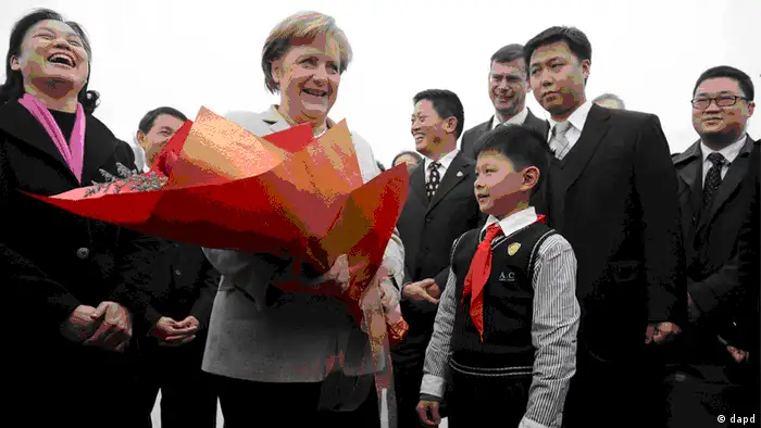 Bundeskanzlerin Angela Merkel (CDU) wird am Freitag (03.02.12) in Kanton in China direkt nach der Landung von einem Jungen mit Blumen begruesst. Es ist der fuenfte Besuch der Kanzlerin in China. Deutschland und China feiern 2012 den 40. Jahrestag ihrer diplomatischen Beziehungen. (zu dadp-Text) Foto: Oliver Lang/dapd
