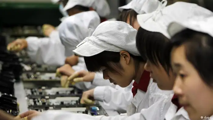 Staff members work on the production line at the Foxconn complex in the southern Chinese city of Shenzhen, . (ddp images/AP Photo/Kin Cheung)