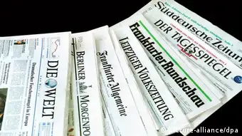 Titelseiten diverser Tageszeitungen Zeitungen im Presse- und Informationsamt der Bundesregierung, aufgenommen am 26.06.2005. Foto: Christian Slutterheim +++(c) dpa - Report+++