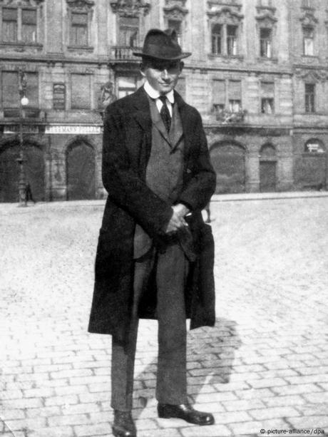 Франц Кафка во историскиот центар на Прага во 1920 година