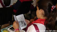 Una niña lee en la Feria del Libro de La Habana. (Imagen de archivo).