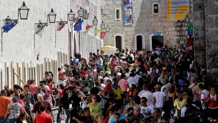Menschenmassen an der Fortaleza, wo die Buchmesse Havanna stattfindet 