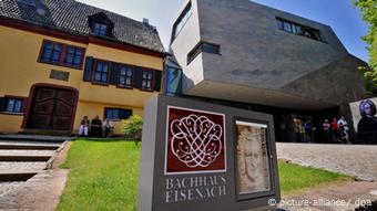 Ancien bâtiment à côté d'un nouveau avec une photo extérieure de Bach et un panneau portant l'inscription Maison Bach Eisenach