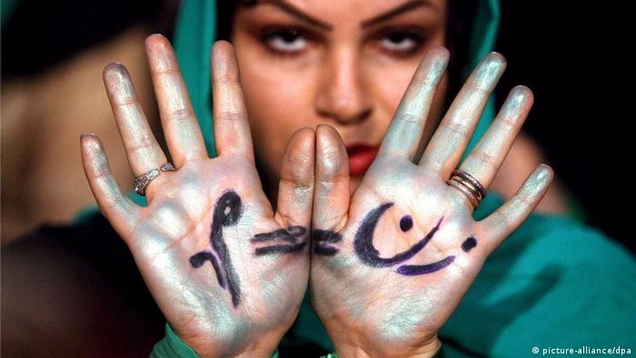 Eine iranische Frau hält ihre bemalten Hände in die Kamera (Foto: dpa)