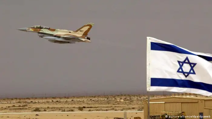 «Sturm» für israelische Luftwaffe An Israeli Air Force F-16I jet fighter takes off after touching down briefly at the Ramon Air Force Base in the Negev Desert as Israel takes possession of two of the newest jet fighters in a ceremony on Thursday, 19 February 2004. The two jets flew from Texas to Israel with a stop over for fueling in the Azore Islands. The F-16I, or Sufra, Hebrew for 'Storm', is a joint Israeli-American fighter with Israel supplying the core avionics. The jet has a sophisticated radar system, a satellite communications system and anti-missile electronic warfare system as well as an improved pilot's helmet with a night vision system. Foto: Jim Hollander dpa