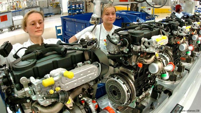 Neue Fertigungslinie für Dieselmotoren im VW Werk Chemnitz (picture-alliance/ZB)