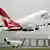 Ein Airbus A380 der australischen Fluglinie 'Quantas' startet am Donnerstag (18.11.10) vom Flughafen des Airbus Werks in Hamburg-Finkenwerder. Weltweit muessen nach Aussage von Qantas-Konzernchef Alan Joyce bis zu 40 Triebwerke der Airbus-A380-Flotte ausgetauscht werden. Nach der Notlandung eines Qantas-Superjumbos dieses Typs Anfang November 2010 habe sein Unternehmen immer wieder in Kontakt mit dem Hersteller Airbus wegen der Triebwerke der Baureihe Trent 900 gestanden, sagte Qantas-Konzernchef Alan Joyce Berichten zufolge am Donnerstag zu Journalisten. Qantas-Sprecher Simon Rushton bestaetigte der Nachrichtenagentur AP die Stellungnahme. (zu dapd-Text) Foto: Axel Heimken/dapd