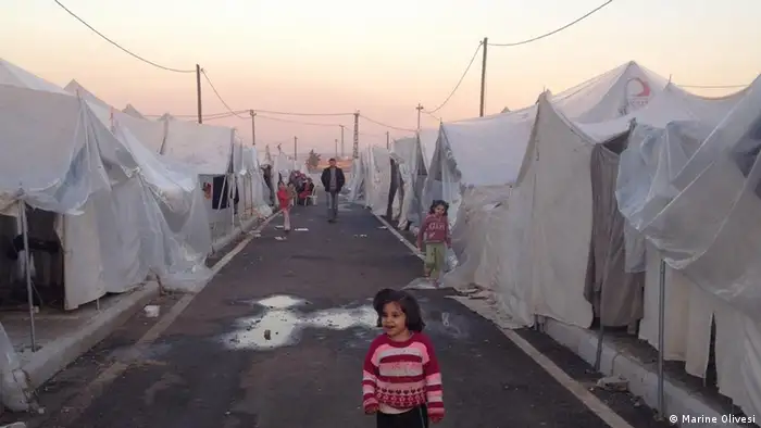 Syrien01: Mädchen in Syrischen Flüchtlingslager Autor: Marine Olivesi Ort: Boynuyogun Flüchtlingslager Datum: 06/02/2012 ### Unser Autor hat uns die Bilder geschickt und uns die Erlaubnis gegeben die zu publizieren in Zusammenhang mit ihrer Geschichte über ein Flüchtlingslager an der Syrien/Türkei Grenze. ###