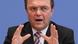 Bundesinnenminister Hans-Peter Friedrich (CSU) beantwortet am Mittwoch (08.02.2012) vor der Bundespressekonferenz in Berlin Fragen von Journalisten. Der Politiker stellt die "Bund-Länder-Kommission Rechtsterrorismus" zur Aufarbeitung der Neonazi-Morde vor, die zuvor im Bundeskabinett beschlossen wurde. Foto: Wolfgang Kumm dpa/lbn +++(c) dpa - Bildfunk+++ Bundesinnenminister Hans-Peter Friedrich (CSU) beantwortet am Mittwoch (08.02.2012) vor der Bundespressekonferenz in Berlin Fragen von Journalisten. Der Politiker stellt die "Bund-Länder-Kommission Rechtsterrorismus" zur Aufarbeitung der Neonazi-Morde vor, die zuvor im Bundeskabinett beschlossen wurde. Foto: Wolfgang Kumm dpa/lbn +++(c) dpa - Bildfunk+++