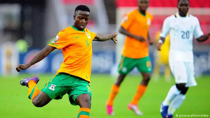 Isaac Chansa (Zambie) tire un but lors de la demi-finale Zambie/Ghana à la Coupe d'Afrique des Nations