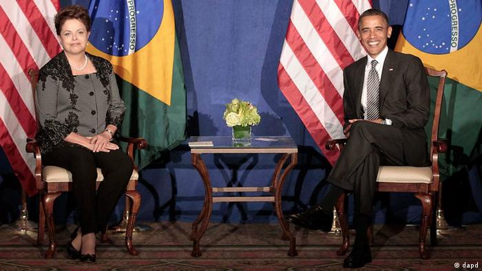 US-Präsident Barack Obama und Brasiliens Präsidentin Dilma Rousseff mit den Staatsflaggen im Hintergrund (Foto: AP/dapd)
