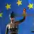 Justitia als Symbol der Rechtsprechung mit EU Flagge