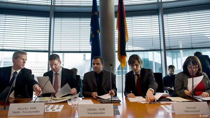 Der Vorsitzende des NSU-Untersuchungsausschusses, Sebastian Edathy (M.), neben weiteren Abgeordneten und Mitarbeitern. (Foto: dapd)