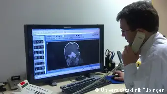 Arzt vor Bildschirm mit MRT vom Schädel. Copyright: Universitätsklinik Tübingen