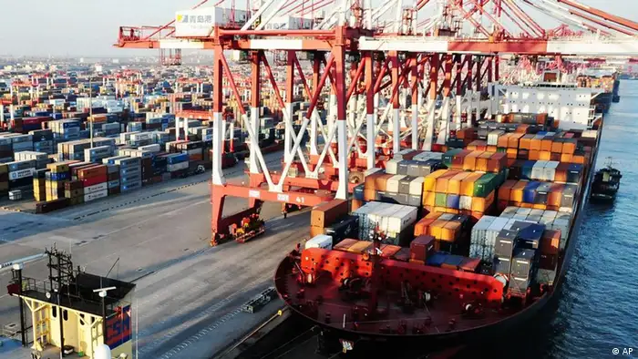 This photo taken Wednesday, Jan. 4, 2012 shows a container port in Qingdao in east China's Shandong province. China's trade suffered its biggest decline since the 2008 crisis in January, a new sign of weak global demand and a slowing domestic economy. Exports fell 0.5 percent from a year earlier to $149.9 billion, while imports were down 15 percent at $122.7 billion, customs data showed Friday, Feb. 10, 2012. (Foto:AP/dapd) CHINA OUT