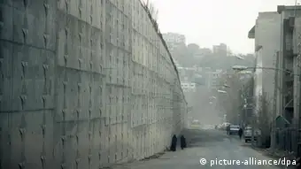 Eine Außenmauer des berüchtigten Evin-Gefängnisses in Teheran im Iran, aufgenommen Anfang März 2006. +++(c) dpa - Report+++