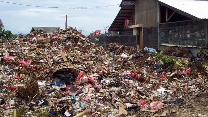 Bild 3// Kompostieren auf Bali, Indonesien Der Umweltpark vor der Sanierung. Ein riesiger Abfallberg türmt sich vor dem Pilotgebäude für die Rezyklierung. +++ myclimate +++ // Schlagworte: Globalideas, coolklima, Müllhalde, Kompostierung