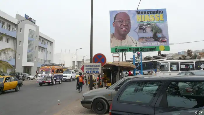 Cette image prise en février 2012 durant la campagne électorale montre un car rapide en circulation à Dakar