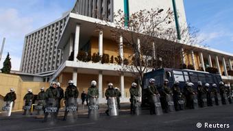Το ξενοδοχείο Χίλτον στην Αθήνα, που ονομάστηκε και ξενοδοχείο της τρόϊκας, υπό αστυνομική προστασία.