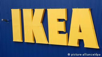 In Skandinavien wird konsequent geduzt - auch in der Werbung: IKEA-Logo an einer Fassade (Foto: dpa)