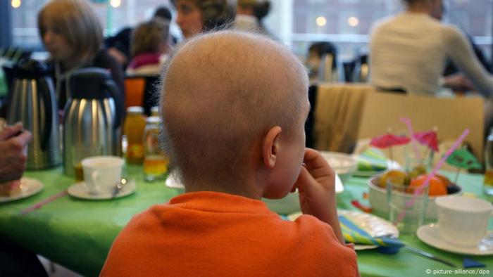 Niños con cáncer sentados en una mesa