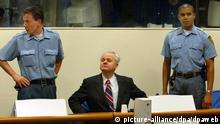 Am zweiten Tag seines Prozesses sitzt der frühere jugoslawische Präsident Slobodan Milosevic auf der Anklagebank des UN-Tribunals in den Haag (Archivfoto vom 13.02.2002). Gut zwei Jahre lang hat vor dem UN-Tribunal in Den Haag die Anklage ihre Vorwürfe der Kriegsverbrechen, Verbrechen gegen die Menschlichkeit und des Völkermords gegen den einstigen jugoslawischen Staatspräsidenten Slobodan Milosevic erläutert. Nach einer Pause von 18 Wochen beginnt der 62-Jährige an diesem Montag (05.07.2004) seine Verteidigung. 150 Sitzungstage haben ihm die drei Richter dafür Zeit gegeben, beginnend mit einer vierstündigen Einleitung. Milosevic verzichtet weiter auf Vertretung durch einen Anwalt vor dem Gericht, das er nach wie vor nicht anerkennt. Foto: Paul Vreeker dpa (zu dpa Korr: Beim UN-Tribunal kommt jetzt Milosevic zu Wort vom 02.07.2004)