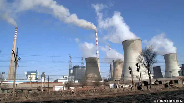 (FILE) - Smoke is seen emitted from chimneys and cooling towers of a heat power plant in Fuxin city, northeast Chinas Liaoning province, 2 March 2008.China will include a pilot emissions trading scheme in its next five-year plan for economic development, according to reports. The Ministry of Environmental Protection said that a trial system for trading in permits to pollute was one of four main emissions reductions goals that would be contained in blueprint for growth in China from 2011 to 2015, which bureaucrats are still developing. +++(c) dpa - Report+++ dpa 15851357