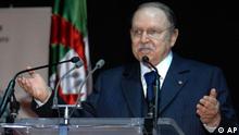 السخرية والنكات .. سلاح الشباب الجزائري في مواجهة السلطة